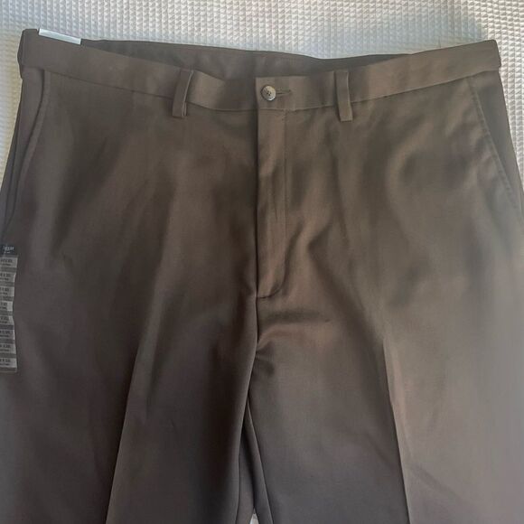 NWT Haggar Men's Plain Front No Iron Stretch Brown Pants sz 40W x 32L - Picture 7 of 10